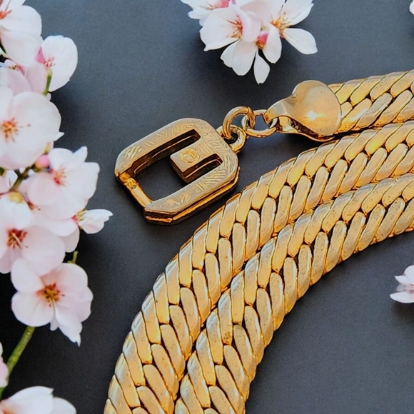 1980s Vintage Givenchy Gold Plated Double G Clasp Herringbone Chain - Picture 8 of 13